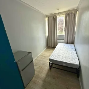 Single bedroom in E1