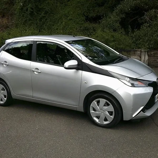 2016 Toyota AYGO 1.0 VVT-i X-Play 5-door hatchback manual