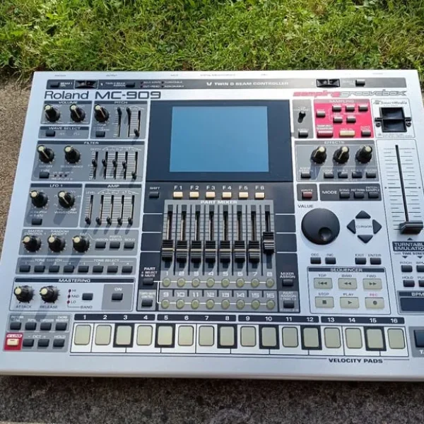 Roland MC909