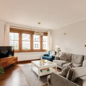 Furnished double bedroom in a central penthouse - Image 3
