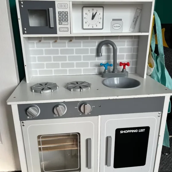 Children’s kitchen and accessories