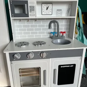 Children’s kitchen and accessories