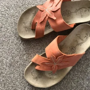Clarks orange flower soft leather sandals - Image 8