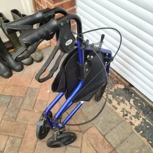 Collapsible 3-wheeled walking aid - Image 4