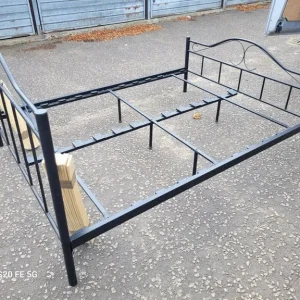 Black metal framed double 4ft 6" bed - Image 3