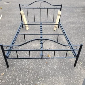 Black metal framed double 4ft 6" bed - Image 5
