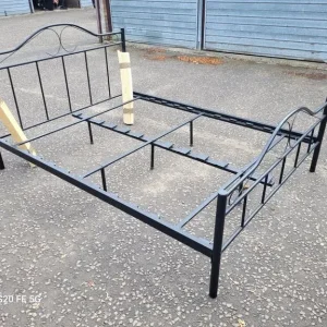 Black metal framed double 4ft 6" bed