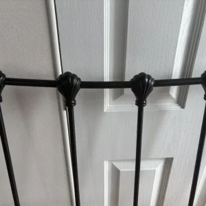 Double bed with black metal headboard - Image 2