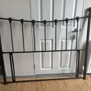 Double bed with black metal headboard - Image 3