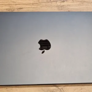 MacBook Air 15" M3 512GB 8GB RAM like new