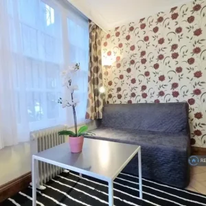 Studio flat in Taunton Mews, Pembrokeshire, Wales - Image 3