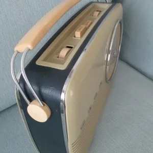 Original 1959/63 Bush TR 82c Transistor Radio - Image 4