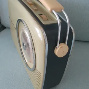 Original 1959/63 Bush TR 82c Transistor Radio - Image 5