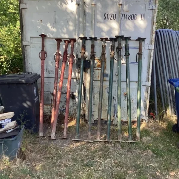 Adjustable steel props