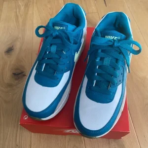 Nike Air Max 90 trainers size 4 - Image 3