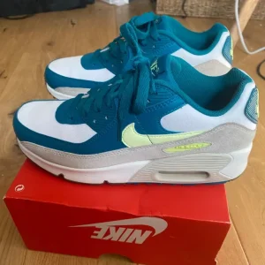 Nike Air Max 90 trainers size 4 - Image 4
