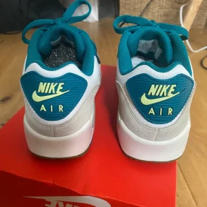 Nike Air Max 90 trainers size 4 - Image 5