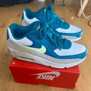 Nike Air Max 90 trainers size 4