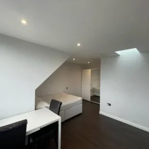 LARGE STUDIO TO RENT ALL BILLS INCLUDED - Image 3