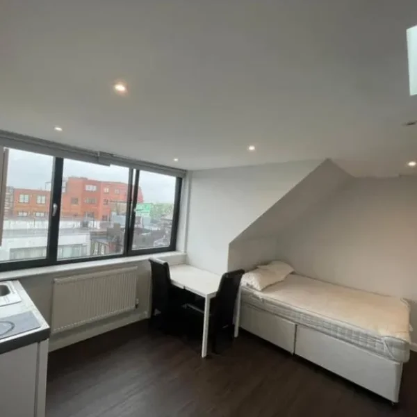 LARGE STUDIO TO RENT ALL BILLS INCLUDED
