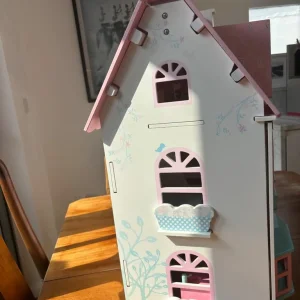 Rosebud Cottage wooden dolls house - Image 4