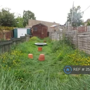 3 bedroom terraced house with garden access - Image 3