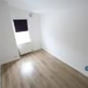 3 bedroom terraced house with garden access - Image 4