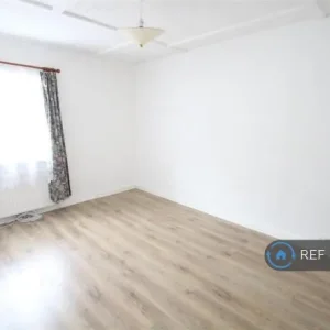 3 bedroom terraced house with garden access - Image 5