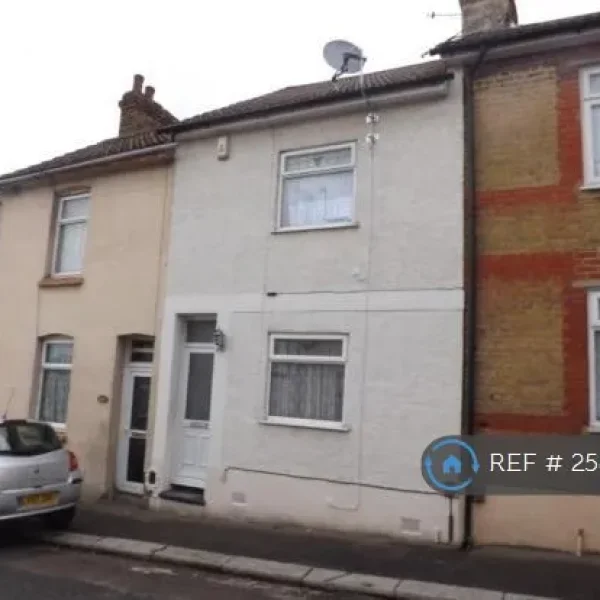 3 bedroom terraced house with garden access