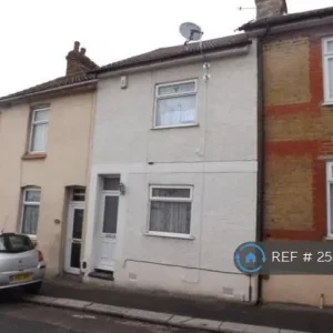 3 bedroom terraced house with garden access