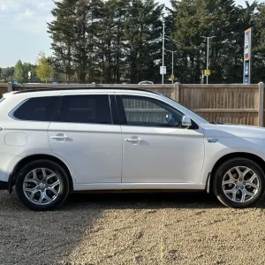 2015 Mitsubishi Outlander Plug-in Hybrid SUV - Image 6