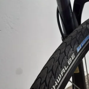 18-inch Cube Nature Hybrid Bike in Black - Image 4