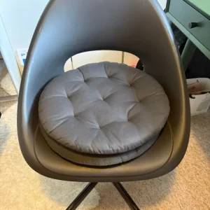 Black desk chair + two round pillows - Image 2