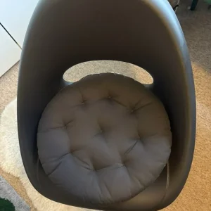Black desk chair + two round pillows - Image 3