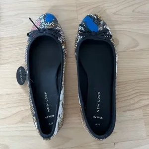 Pair of new shoes size 5, 8 and 10 - Image 7