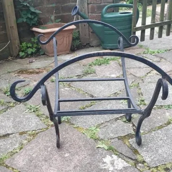 Iron log holder
