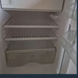 Underbench fridge/freezer - Image 4