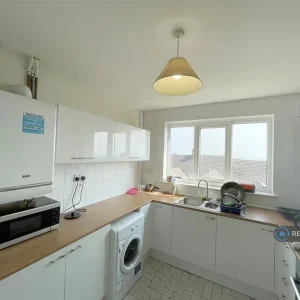 1 bedroom in a shared house with garden access - Image 3