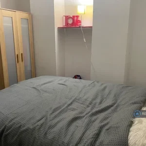 1 bedroom in a shared house with garden access - Image 4