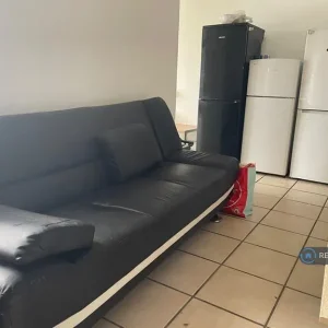 1 bedroom in a shared house with garden access - Image 5