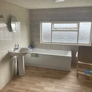 1 bedroom in a shared house with garden access - Image 6