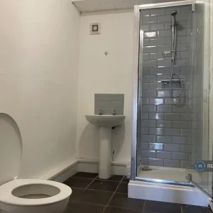 1 bedroom in a shared house with garden access - Image 7