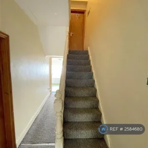 1 bedroom in a shared house with garden access - Image 8