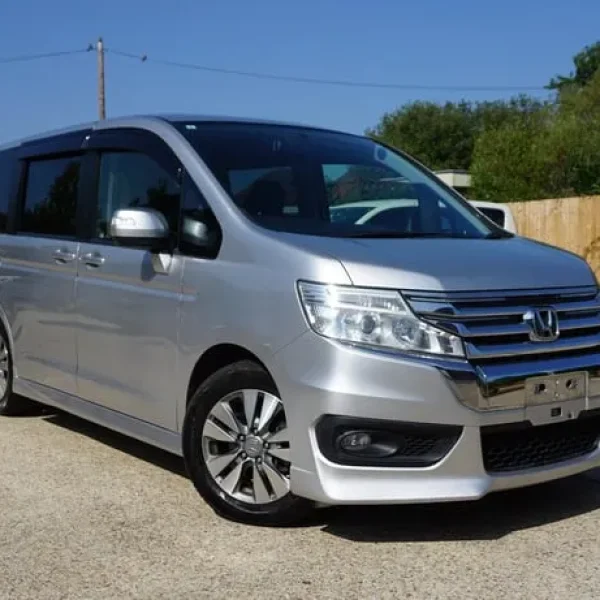 2013 Honda Stepwagon Spada 2.0 Silver 7-seat with power sliding doors