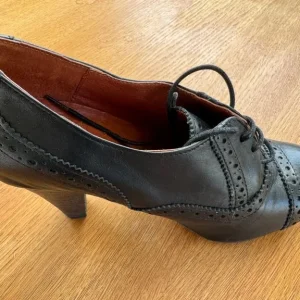 Black Lace-Up Shoes by Office of London Size 6 - Image 3
