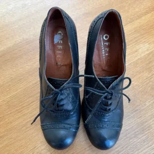 Black Lace-Up Shoes by Office of London Size 6