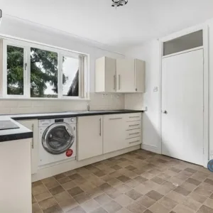 2 bedroom flat in Hambleberry Court - Image 6