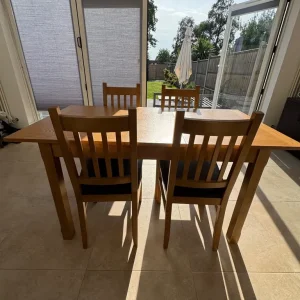 Extendable dining table + 4 chairs