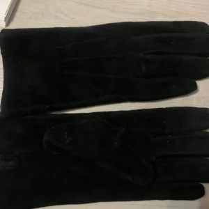 Black suede gloves