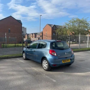 Renault Clio 3-door Hatchback 2010 manual - Image 4